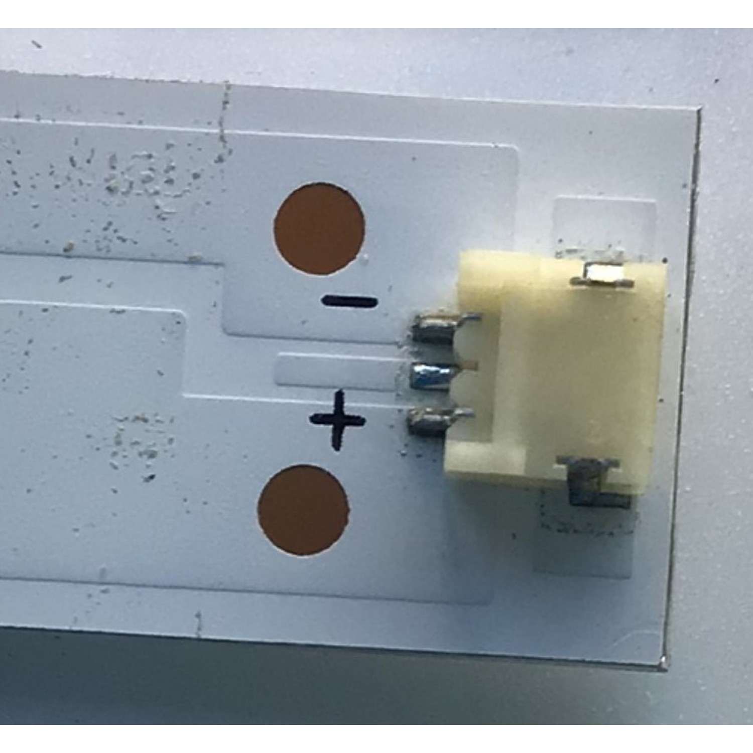 KIT DE LED'S PARA TV HISENSE ((2 PIEZAS)) / NUMERO DE PARTE CRH-BX32X1H30300502019REV1.0 / CRH-BX32X1H30300502019REV1.1 / JBD315X1H-LB81 / SVH320F19 / 2020010901 / 22355300 / 23995100 / 1235671 / MODELOS 32H4030F3 / 32H5510G / 32H5500G / 32H5G - Imagen 4